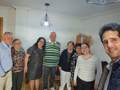 Miembros de la iglesia sonriendo tras un tiempo de estudio bíblico