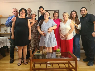 La familia de la iglesia celebrando junta un domingo de verano