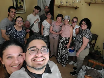 Momento de alabanza con guitarra en una reunión de la iglesia